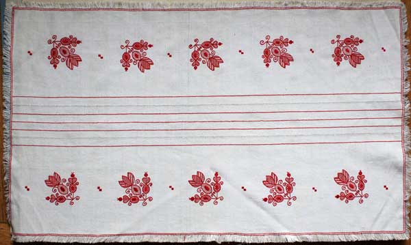 Калиняк М. Серветка «Полтавська». Домоткане конопляне полотно, бавовняні нитки, рушникові шви, кривулька, мережка «роздвоєний прутик» Калиняк М. Серветка «Полтавська». Домоткане конопляне полотно, бавовняні нитки, рушникові шви, кривулька, мережка «роздвоєний прутик»