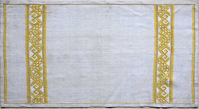 Калиняк М. Доріжка «Сонячна». Домоткане лляне полотно, бавовняні та шовкові нитки, рахована гладь, зерновий вивід, довбане, верхоплут, покутська мережка. Калиняк М. Доріжка «Сонячна». Домоткане лляне полотно, бавовняні та шовкові нитки, рахована гладь, зерновий вивід, довбане, верхоплут, покутська мережка.