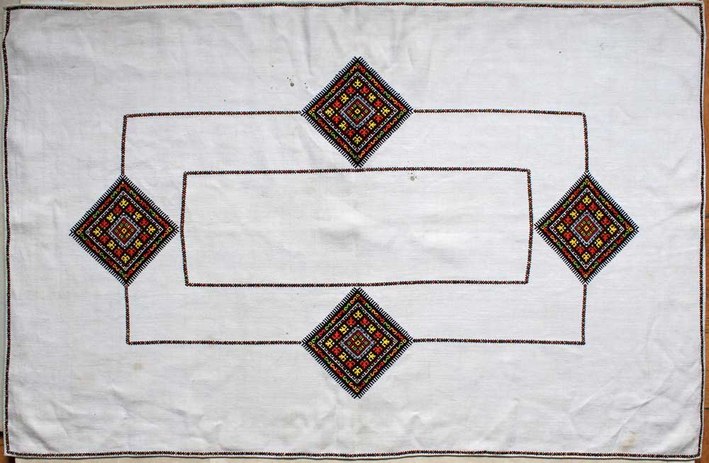 Калиняк М. Серветка «Гуцульський ромб». Домоткане лляне полотно, бавовняні нитки, низинка. Калиняк М. Серветка «Гуцульський ромб». Домоткане лляне полотно, бавовняні нитки, низинка.