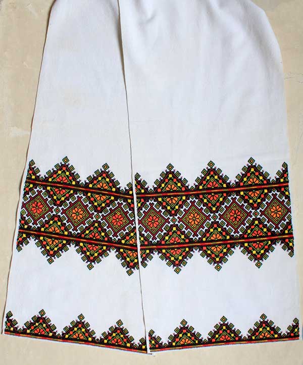 Калиняк М. Рушник «Стожари». Домоткане бавовняне полотно, бавовняні нитки, низинка, ретязь. Калиняк М. Рушник «Стожари». Домоткане бавовняне полотно, бавовняні нитки, низинка, ретязь.