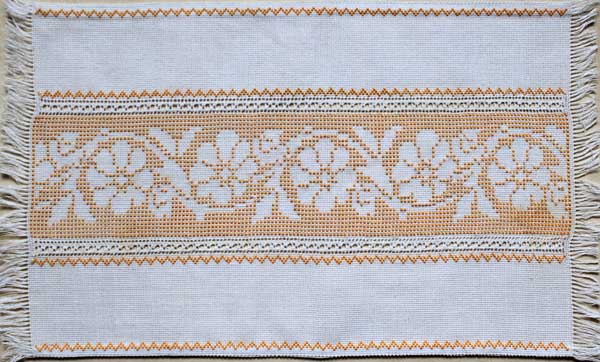 Мартиняк М. Серветка «Черкаська». Промислове полотно з комбінованим складом волокон, хрестик, мережка настилом. Мартиняк М. Серветка «Черкаська». Промислове полотно з комбінованим складом волокон, хрестик, мережка настилом.