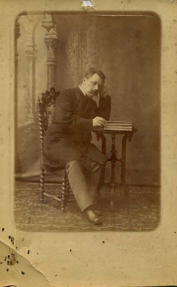 Фотопортрет Марка Кропивницького, подарований Іванні Біберович. Фотоательє Н. Ануфрієва у Санкт-Петербурзі. 1887 р. Фотопортрет Марка Кропивницького, подарований Іванні Біберович. Фотоательє Н. Ануфрієва у Санкт-Петербурзі. 1887 р.