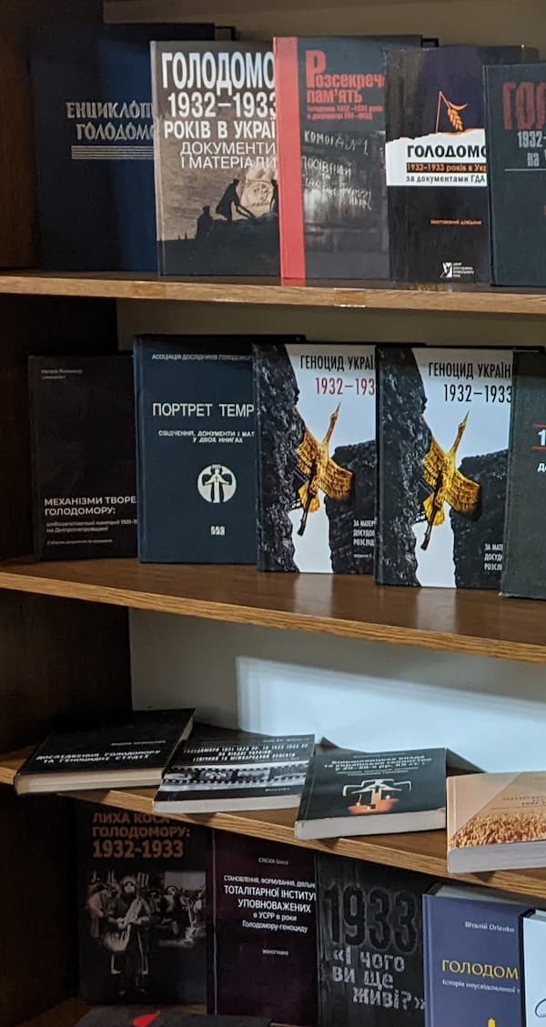 День пам’яті жертв Голодоморів: книжкова виставка